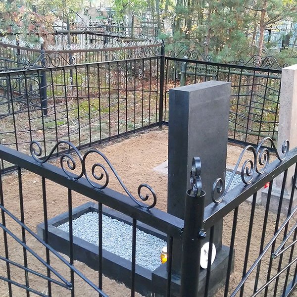 Уборка могил на кладбище в Минске