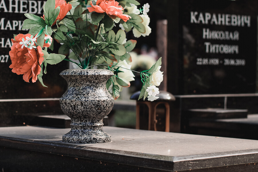 Благоустройство могил в на кладбище в Минске