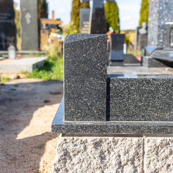 Фундамент на кладбище может быть изготовлен с использованием бессерных блоков